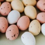 Bild eines Eies mit dem Titel "Warum Eier an Ostern suchen?"